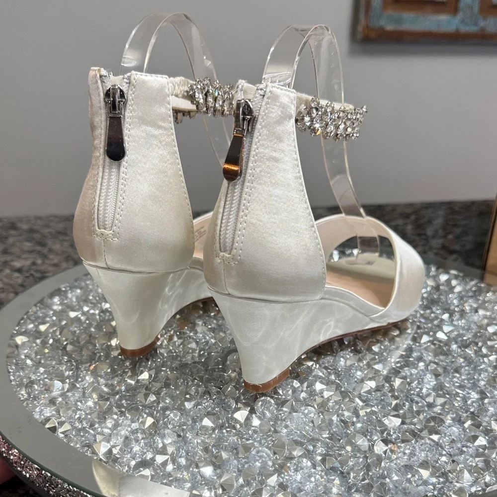 Journee Collection Ivory Wedge satin Sandals with Crystal Strap NEW 8.5
